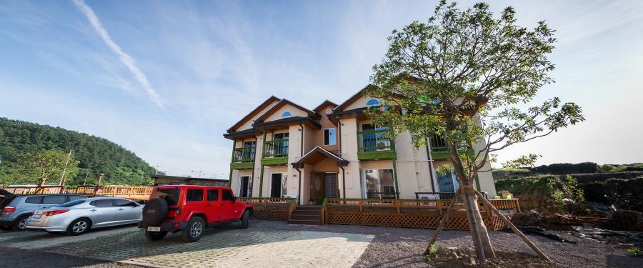 Red Windmill Pension Чеджудо Экстерьер фото