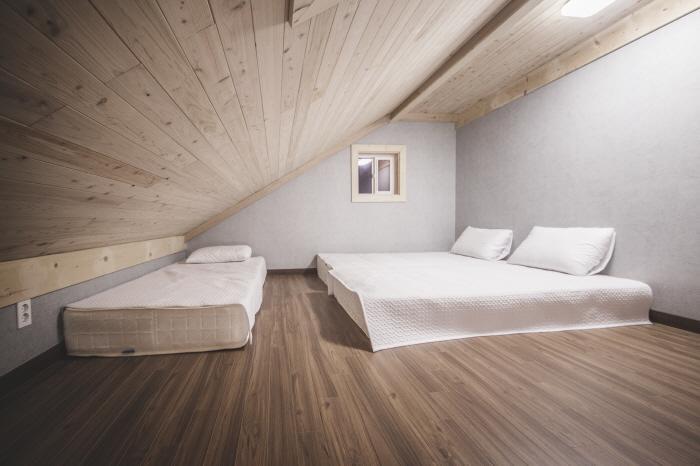 Red Windmill Pension Чеджудо Экстерьер фото