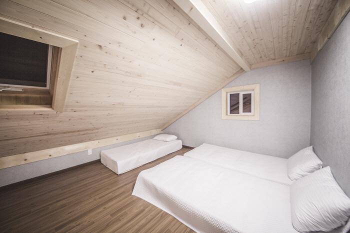 Red Windmill Pension Чеджудо Экстерьер фото