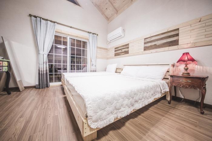Red Windmill Pension Чеджудо Экстерьер фото