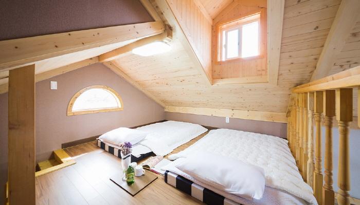 Red Windmill Pension Чеджудо Экстерьер фото