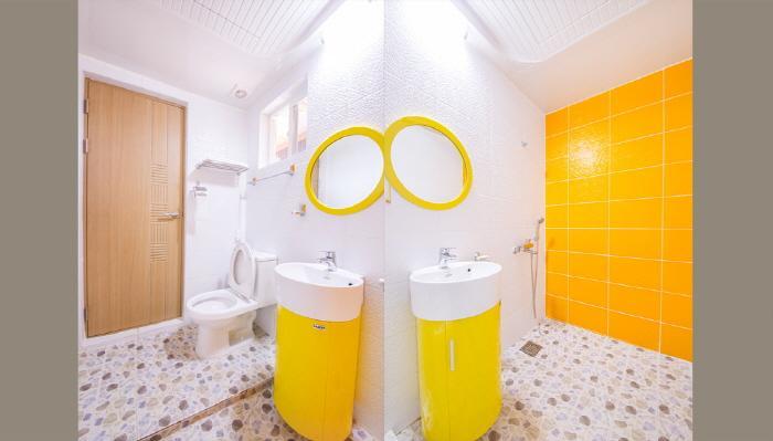 Red Windmill Pension Чеджудо Экстерьер фото