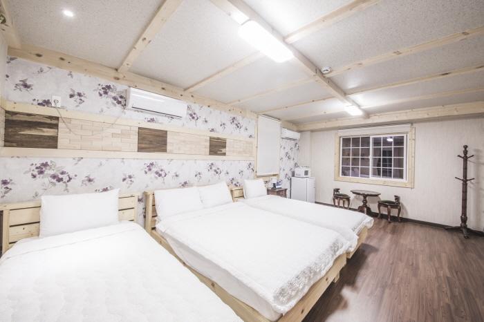 Red Windmill Pension Чеджудо Экстерьер фото