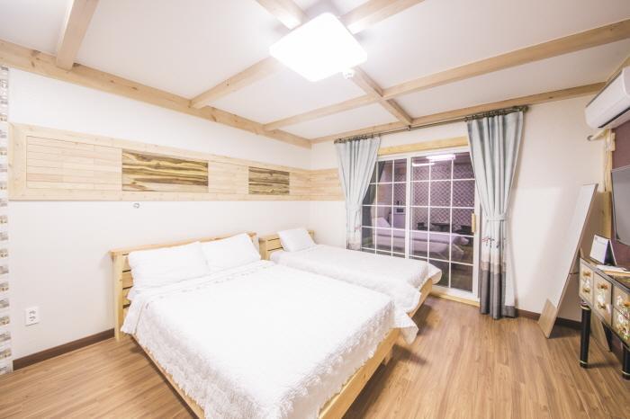 Red Windmill Pension Чеджудо Экстерьер фото