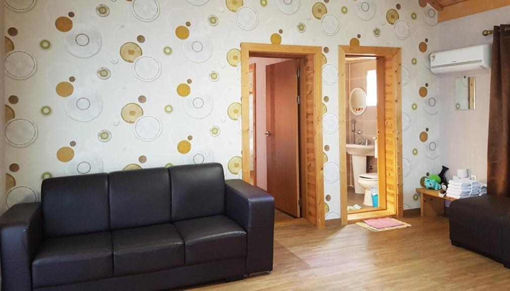 Red Windmill Pension Чеджудо Экстерьер фото