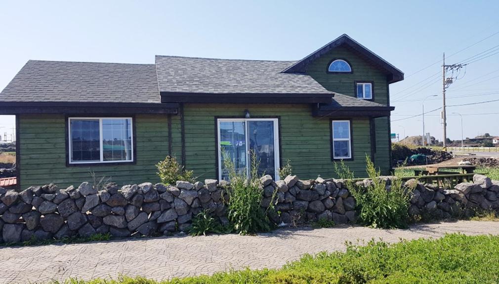 Red Windmill Pension Чеджудо Экстерьер фото
