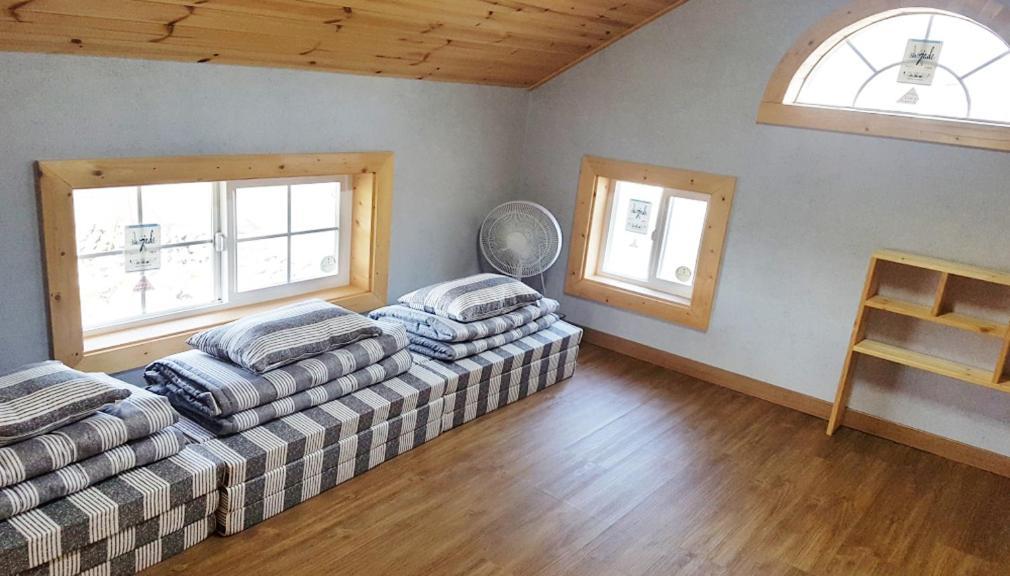 Red Windmill Pension Чеджудо Экстерьер фото